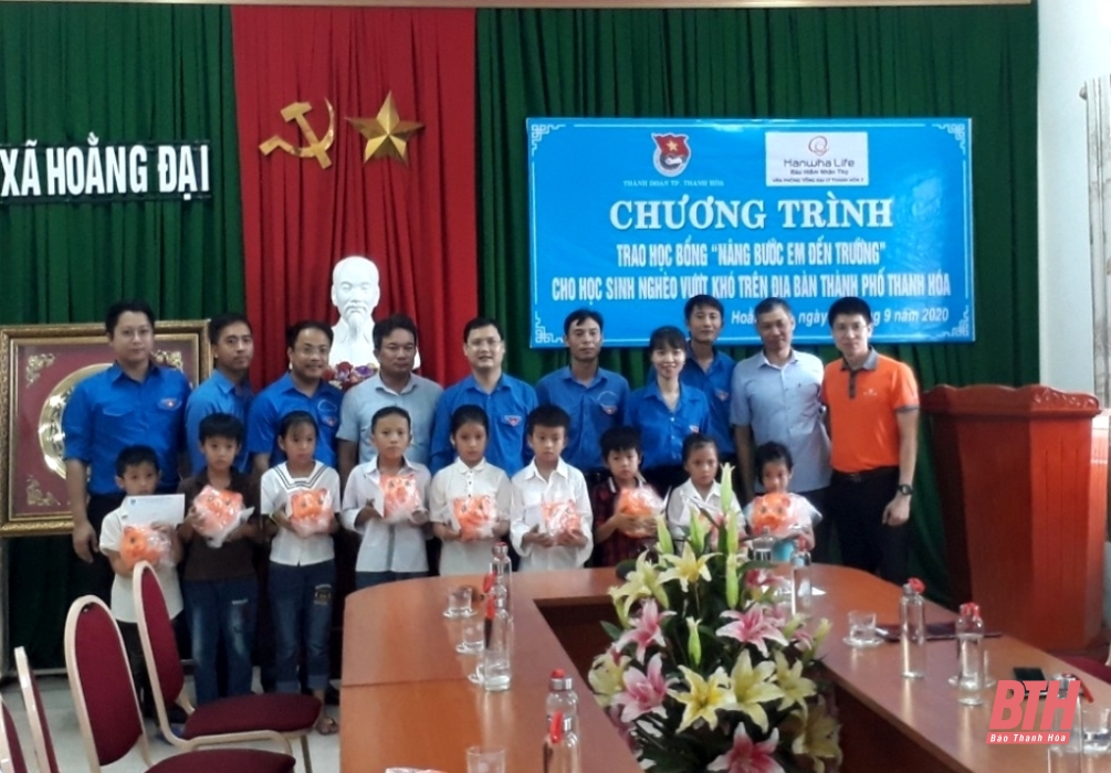 Thành đoàn TP Thanh Hóa trao học bổng “Nâng bước em đến trường” cho học sinh nghèo vượt khó học giỏi