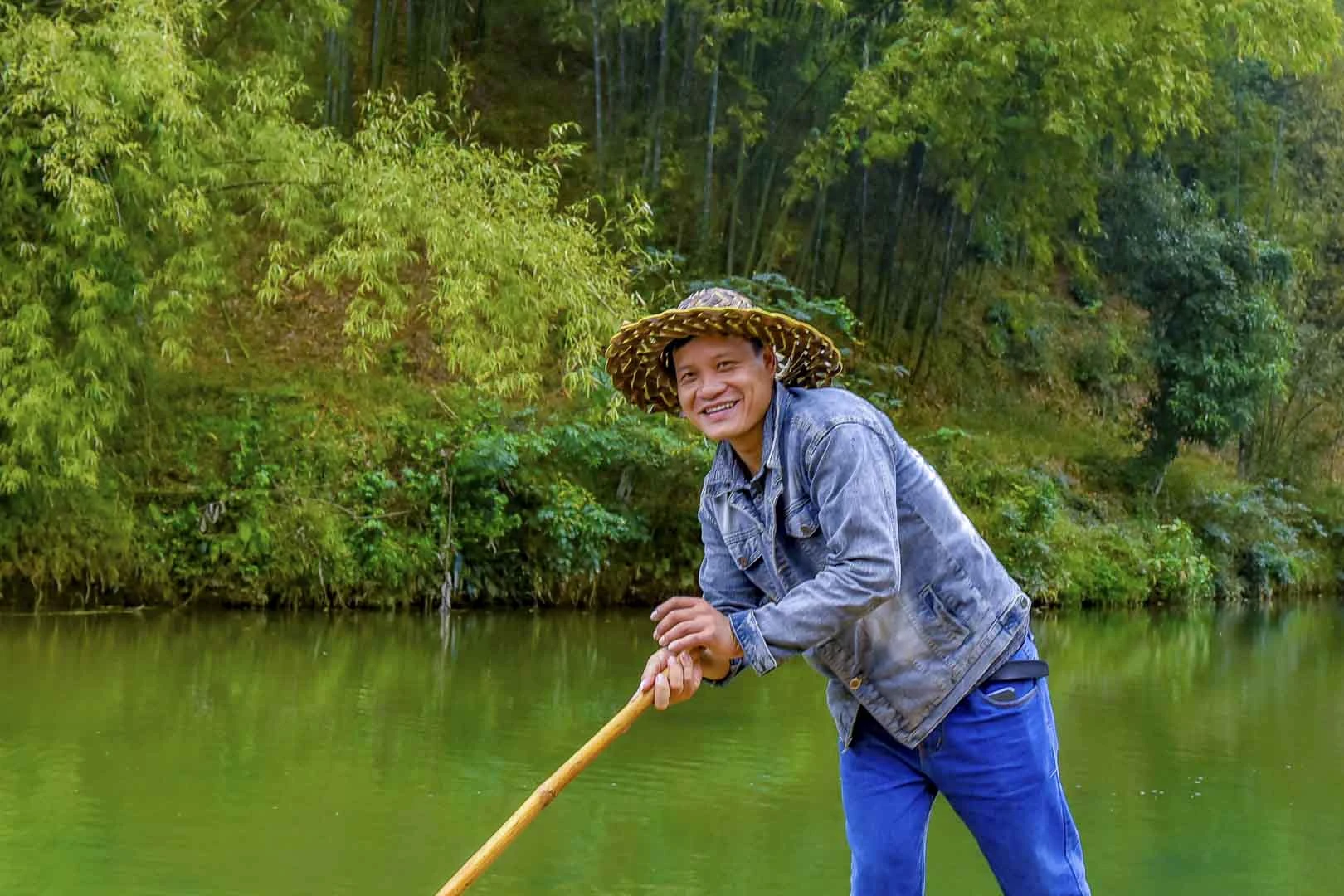 Anh Hà Văn Thưởng, chủ đội bè phục vụ khách du lịch chia sẻ: