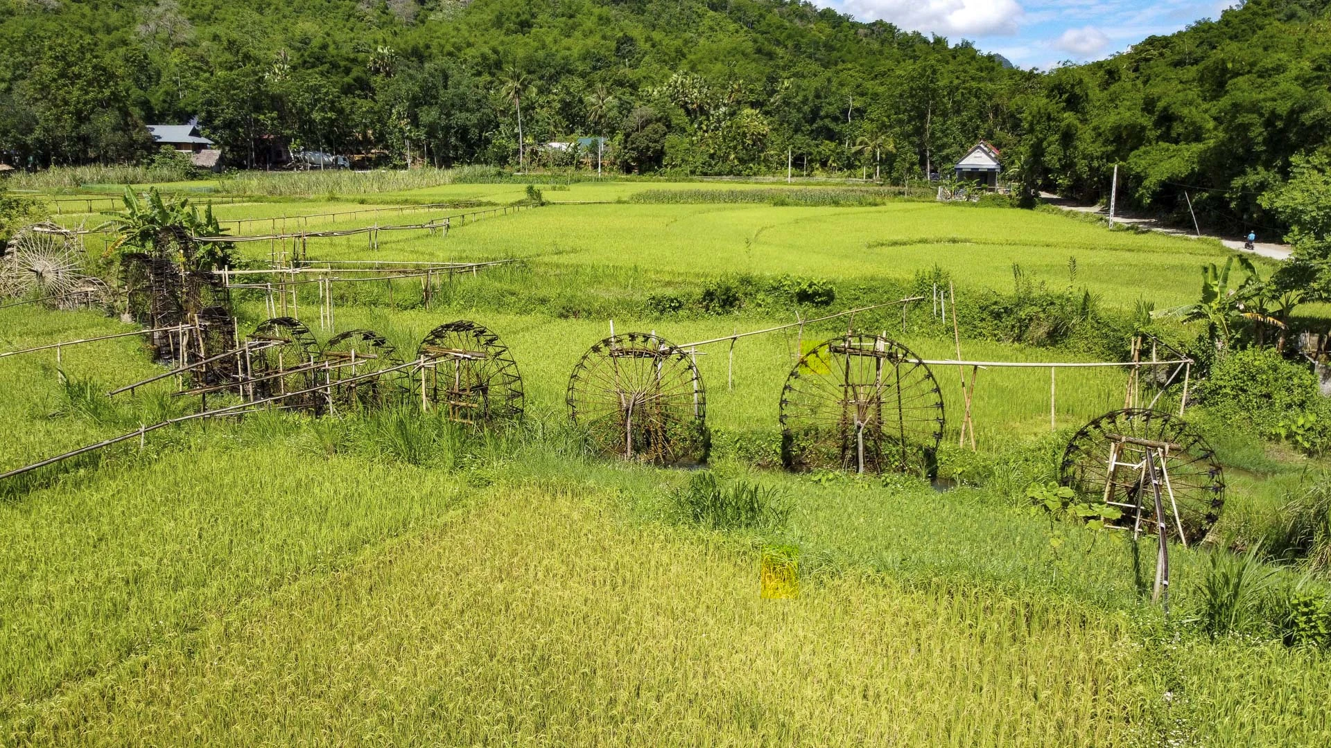 Tại các xã của huyện vùng cao Bá Thước (Thanh Hóa), người dân địa phương duy trì và sử dụng các guồng nước truyền thống (còn gọi là “bánh xe nước”), như một công cụ quan trọng trong sản xuất nông nghiệp. Các guồng nước này không chỉ phục vụ tưới tiêu mà còn góp phần tạo nên nét đặc trưng văn hóa của khu vực miền núi phía Tây của xứ Thanh.