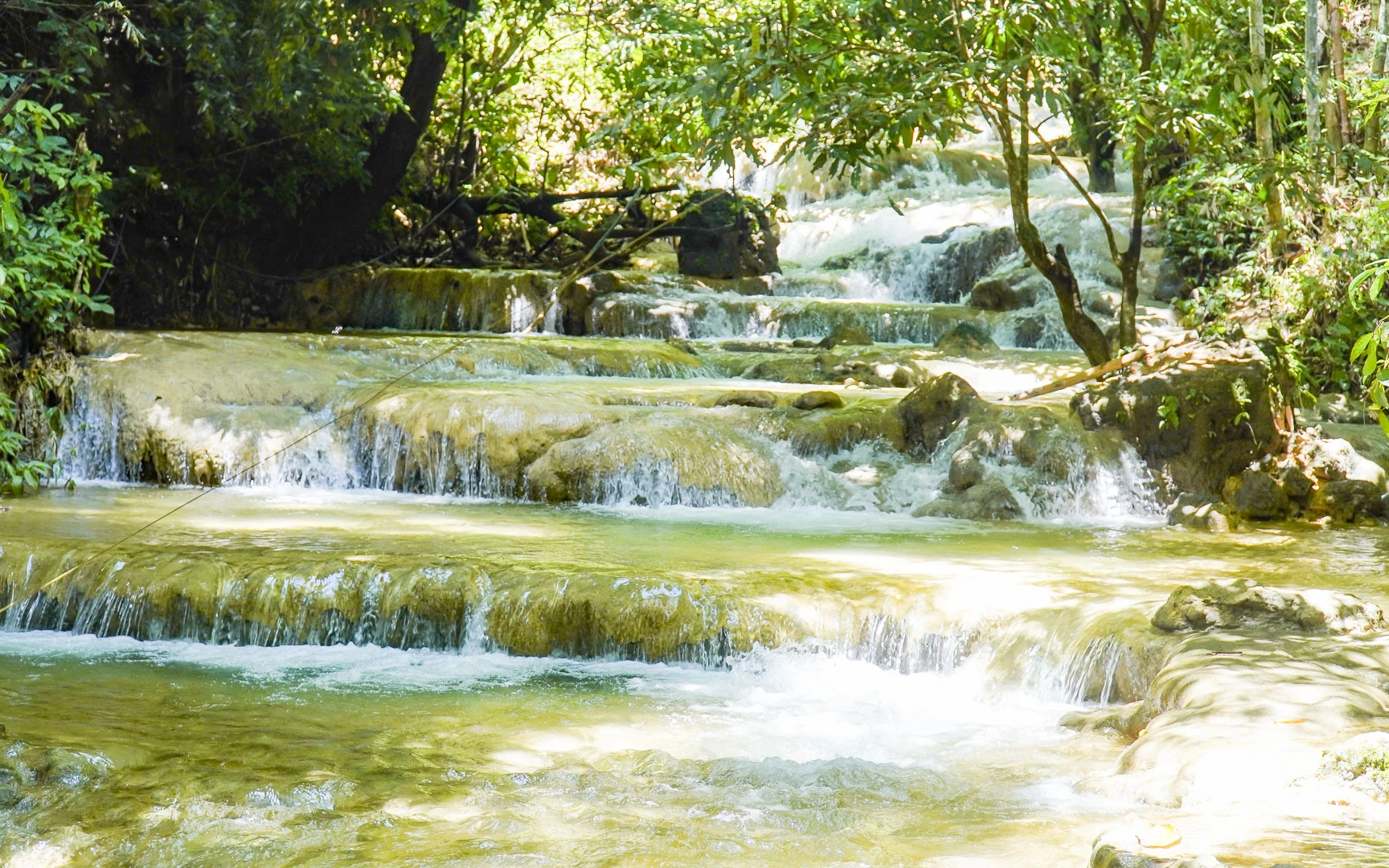 Giữa đại ngàn núi rừng Pù Luông (Thanh Hóa), thác Hiêu tuôn trào như một bản hòa tấu, lúc dịu dàng, khi cuồn cuộn dội vào vách đá. Đến đây, người ta không chỉ ngắm một ngọn thác, mà còn bước vào một không gian sống động, nơi mọi giác quan đều được đánh thức.