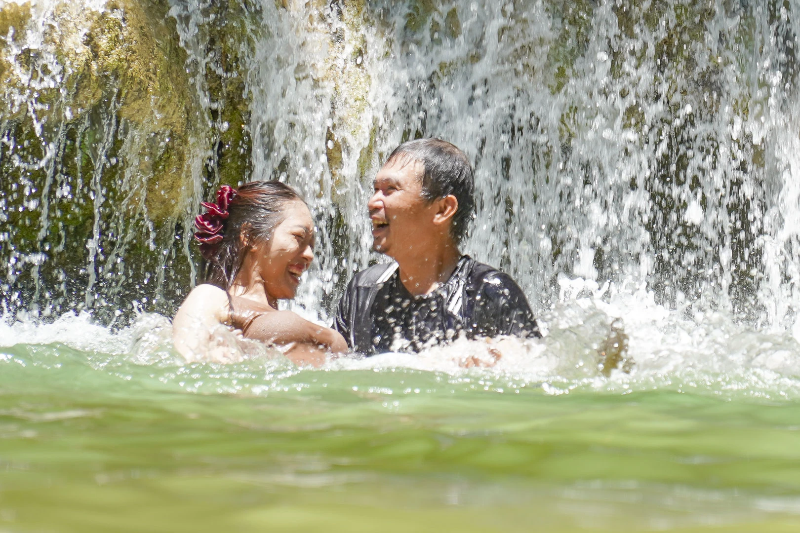 Những ngày hè nóng nực, thác Hiêu trở thành “nơi tránh nóng” yêu thích của các nhóm bạn trẻ. Họ không chỉ đến để tắm mát, mà còn để tìm lại sự tự do, phóng khoáng trong tiếng nước reo và bầu không khí trong lành của đại ngàn.