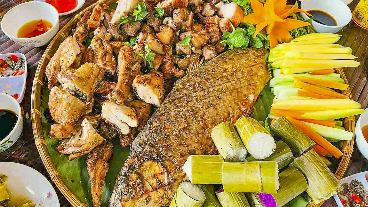 Những mâm cơm đầy ắp món ngon như xôi nếp thơm dẻo, cá suối nướng vàng ruộm, canh măng chua thanh dịu… mang đậm hương vị núi rừng, để lại dư vị khó quên.