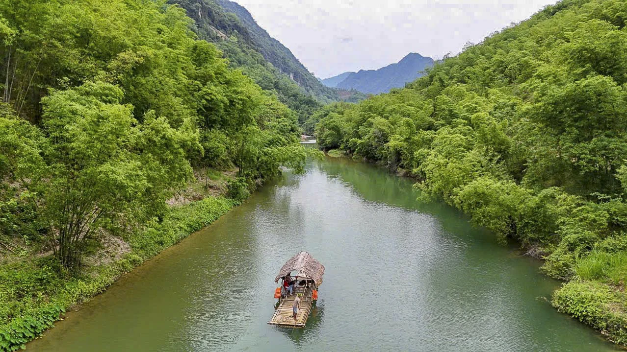 Vào mùa hè, du khách còn có thể chèo bè tre trên suối Chàm, để mặc cho dòng nước đưa trôi giữa hai bờ cây xanh mát và nghe tiếng chim rừng vang vọng.