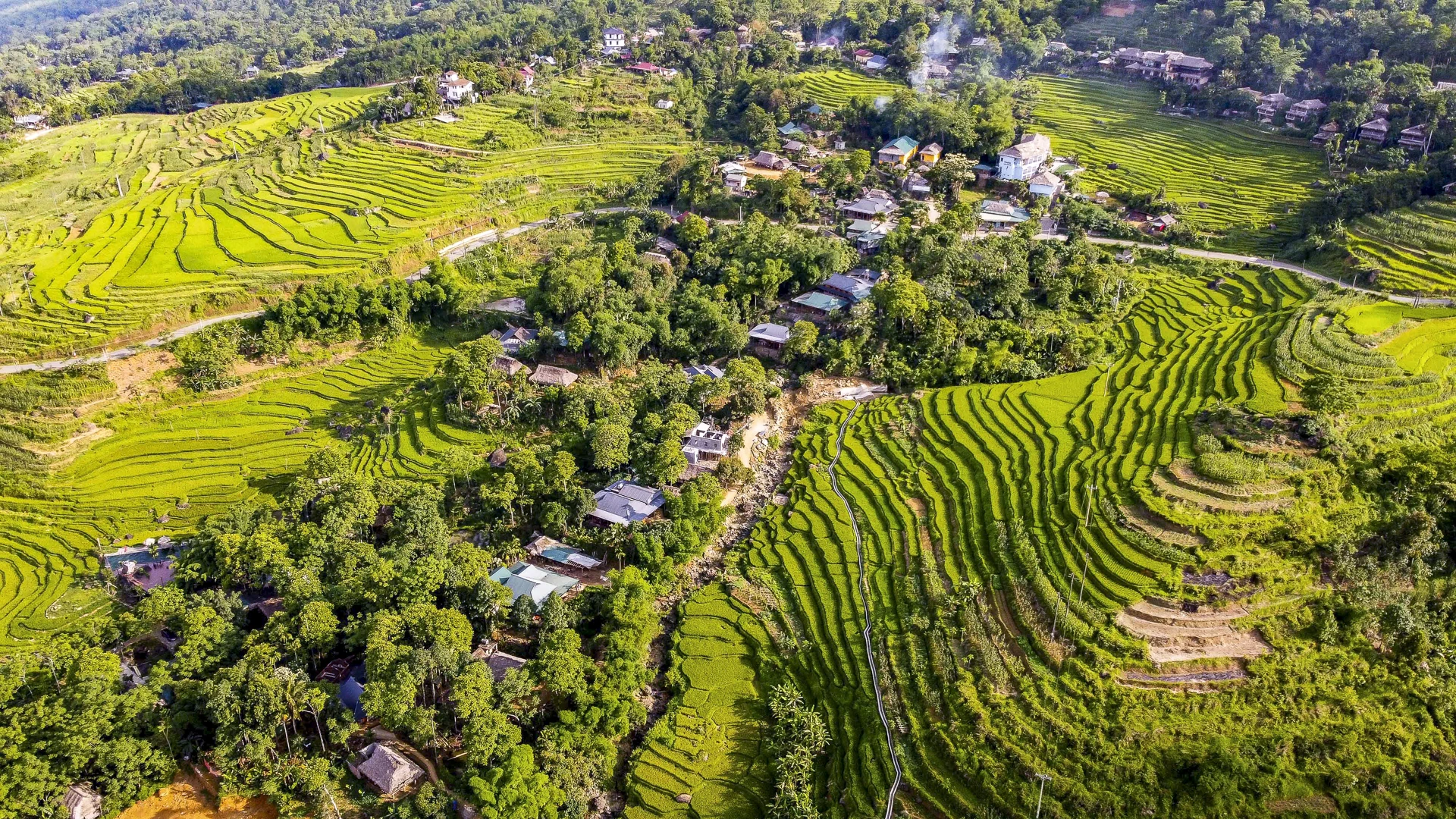 Với sự kết hợp giữa thiên nhiên hùng vĩ, khí hậu mát lành và nét văn hóa bản địa đặc sắc, Pù Luông và thác Hiêu cùng các vùng phụ cận là điểm đến không thể bỏ qua với những ai yêu du lịch trải nghiệm.