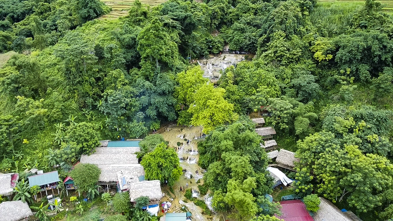 Ẩn mình giữa đại ngàn xanh thẳm tại xã Thạch Quảng, tỉnh Thanh Hóa, thác Mây như dải lụa bạc mềm mại vắt ngang núi rừng, nơi đây còn mang đến cho du khách hành trình khám phá đậm sắc màu văn hóa của đồng bào Mường.