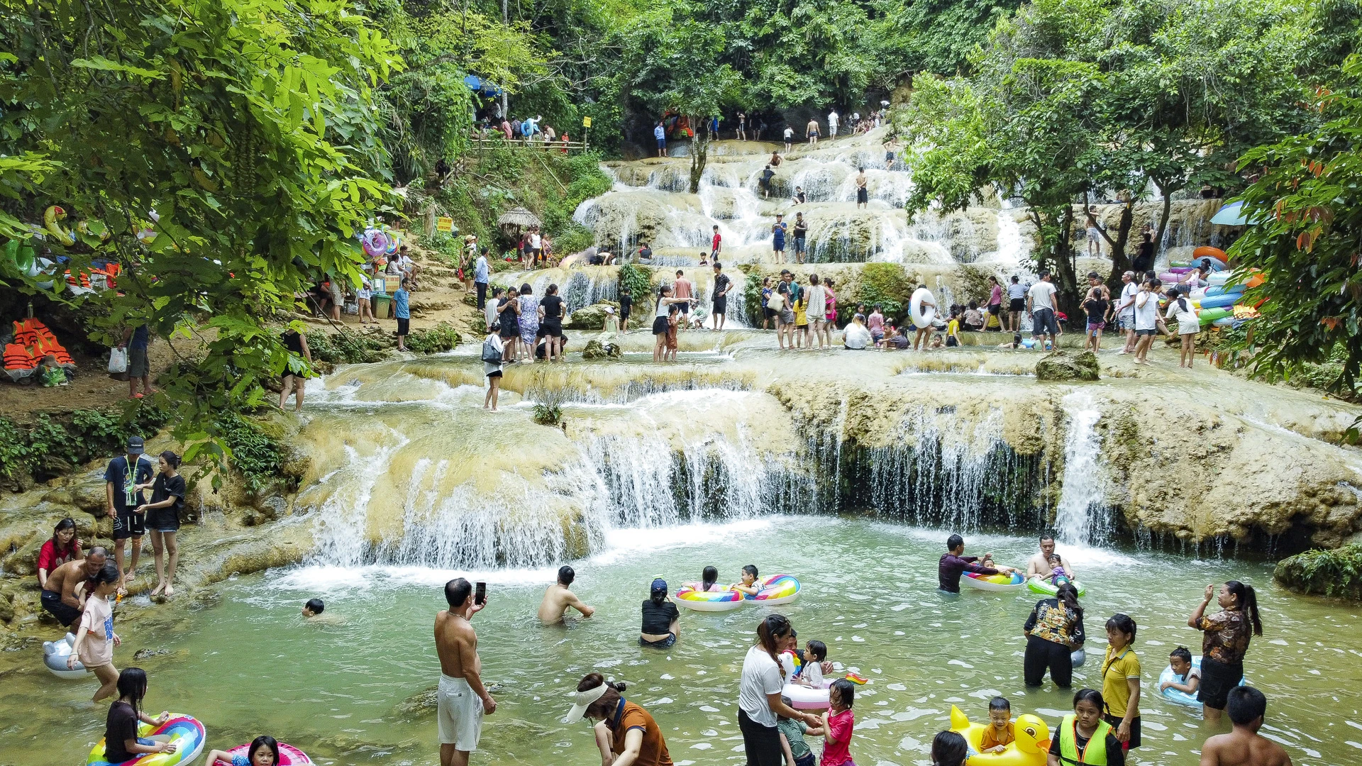 Thời điểm lý tưởng nhất để tham quan thác là mùa hè, khi dòng nước căng tràn sức sống, tung bọt trắng xóa.