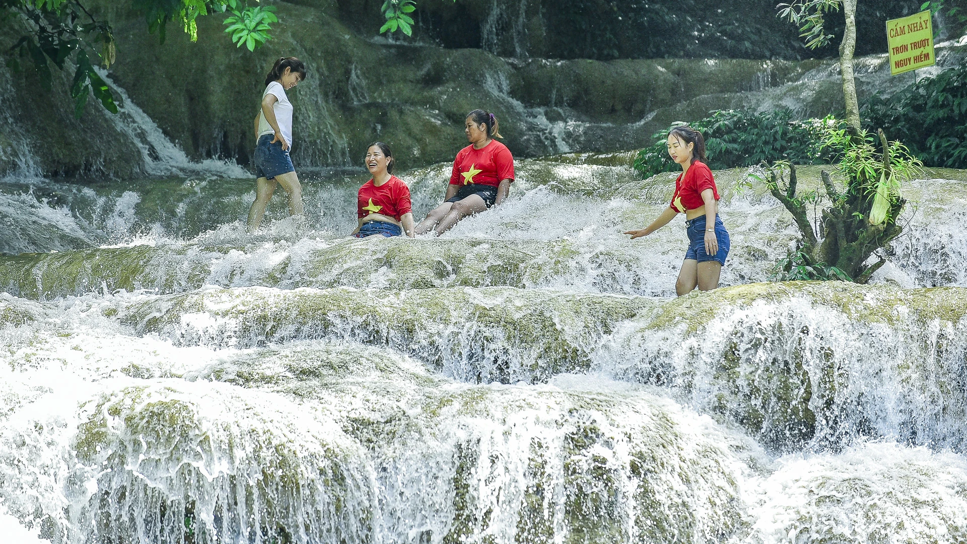 Vào mùa hè, mỗi tầng thác tạo thành một “hồ bơi” tự nhiên, trong vắt và mát lạnh. Du khách có thể thỏa sức bơi lội, đắm mình trong làn nước xanh trong để xua tan nắng nóng, hay đơn giản chỉ ngồi trên những phiến đá lớn, cảm nhận dòng nước mơn man chảy qua đôi chân.