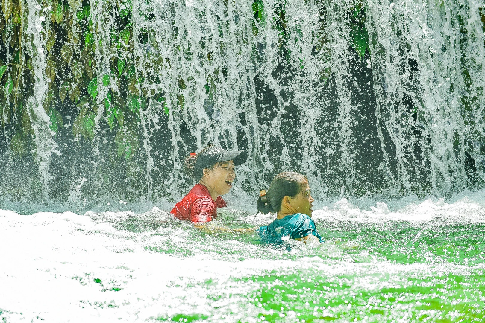 Nhiều du khách chia sẻ, cảm giác được ngụp lặn trong hồ nước dưới chân thác giữa trưa hè thật khó quên. Không khí mát rượi và tiếng thác dội vang khiến họ như được tiếp thêm năng lượng sau hành trình dài.