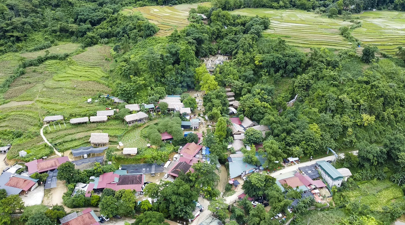 Không chỉ có thiên nhiên, thác Mây còn mở ra cơ hội trải nghiệm văn hóa bản địa độc đáo. Quanh dưới chân thác là những bản làng với các ngôi nhà sàn của người Mường.