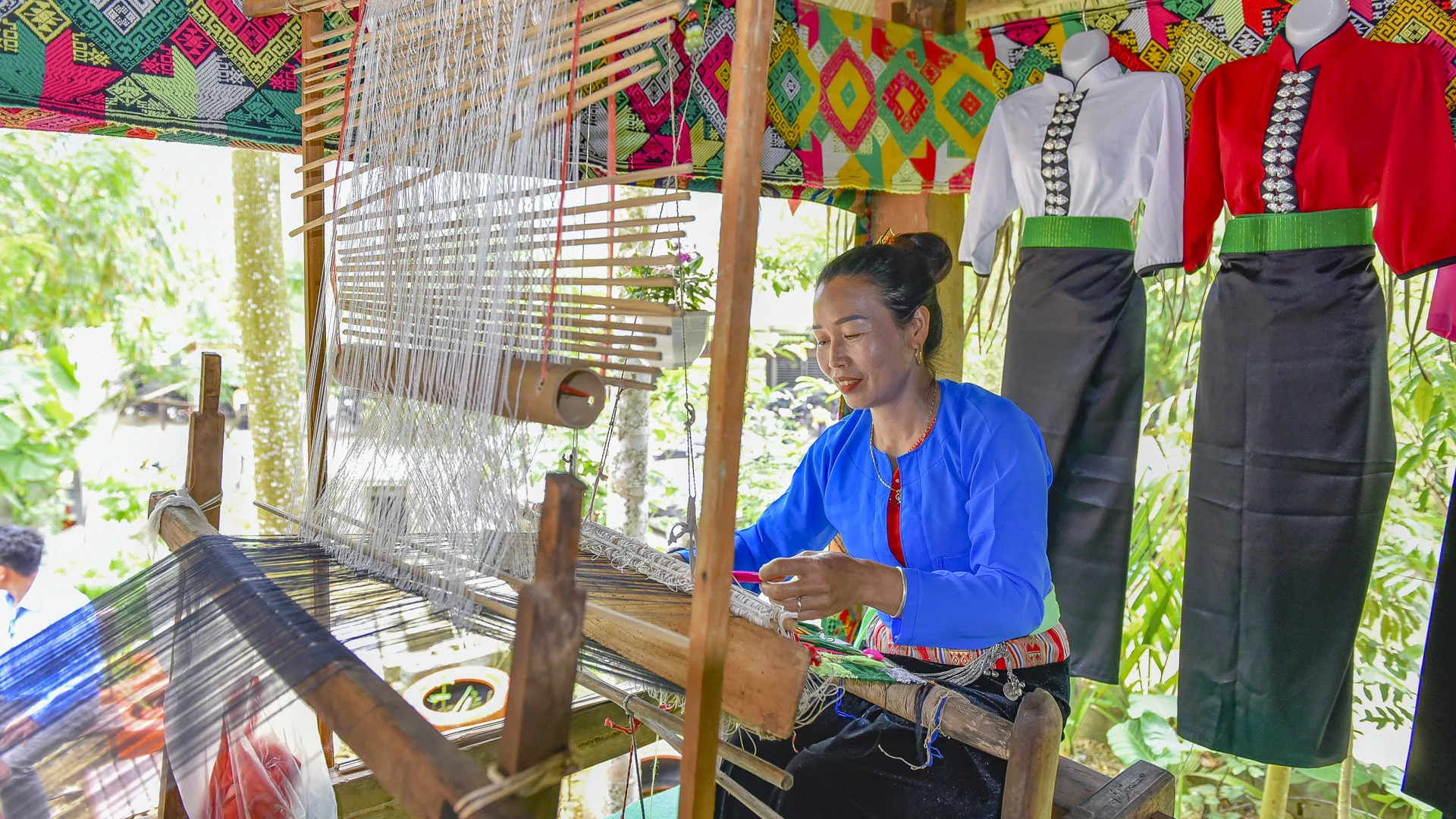Bước vào bên trong, du khách có thể cảm nhận rõ hơi ấm của đời sống bản địa qua những vật dụng sinh hoạt giản dị, từ bếp lửa tỏa khói thơm đến những khung cửi dệt vải được người phụ nữ Mường gìn giữ qua bao thế hệ.