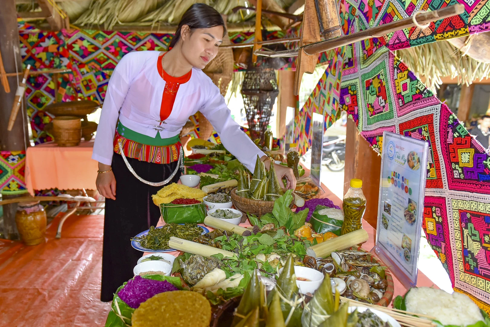 Người dân nơi đây vẫn gìn giữ những món ẩm thực truyền thống như: cơm lam, xôi nếp nương, lợn thui, gà đồi… tất cả mang hương vị đậm đà của núi rừng.