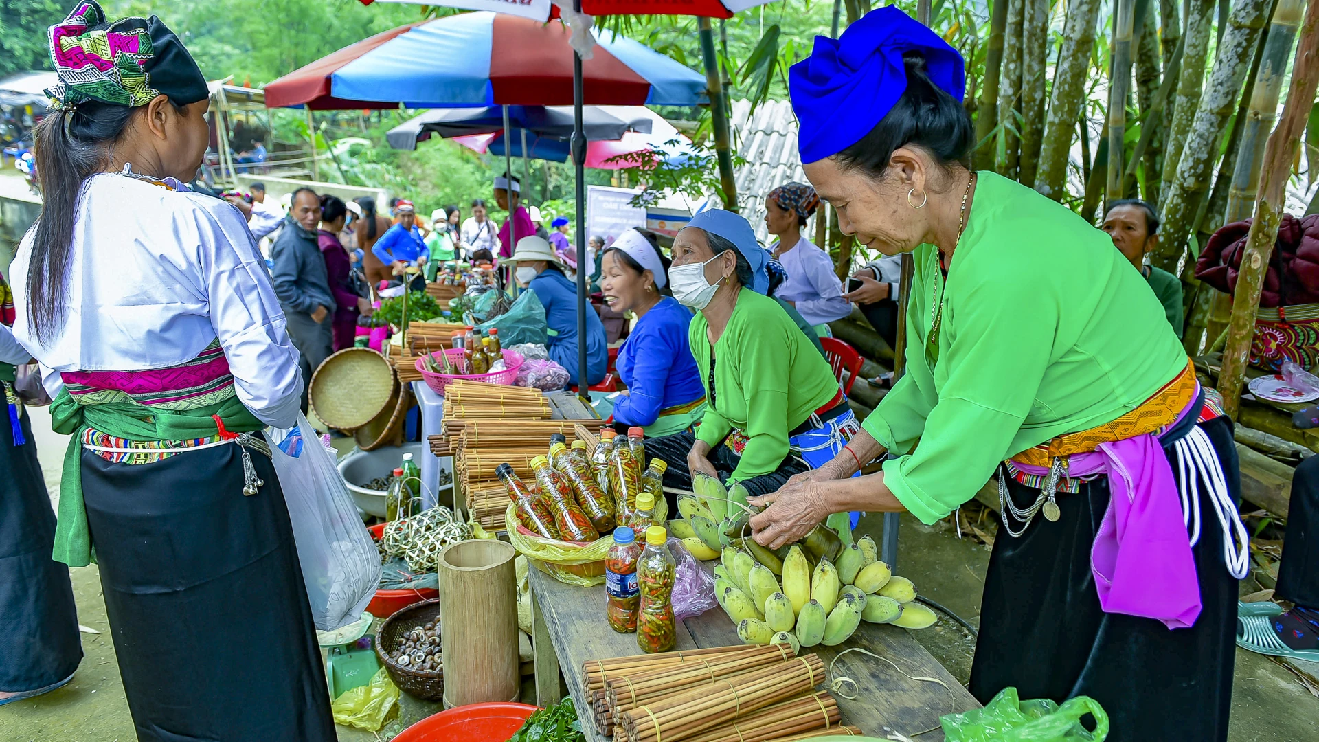 Ngoài ra, du khách cũng có thể mua những sản vật địa phương làm quà như gạo nếp nương, măng rừng, rượu cần, hay đồ thủ công của người Mường. Đây không chỉ là món quà lưu giữ hương vị núi rừng mà còn góp phần hỗ trợ sinh kế cho người dân bản địa.