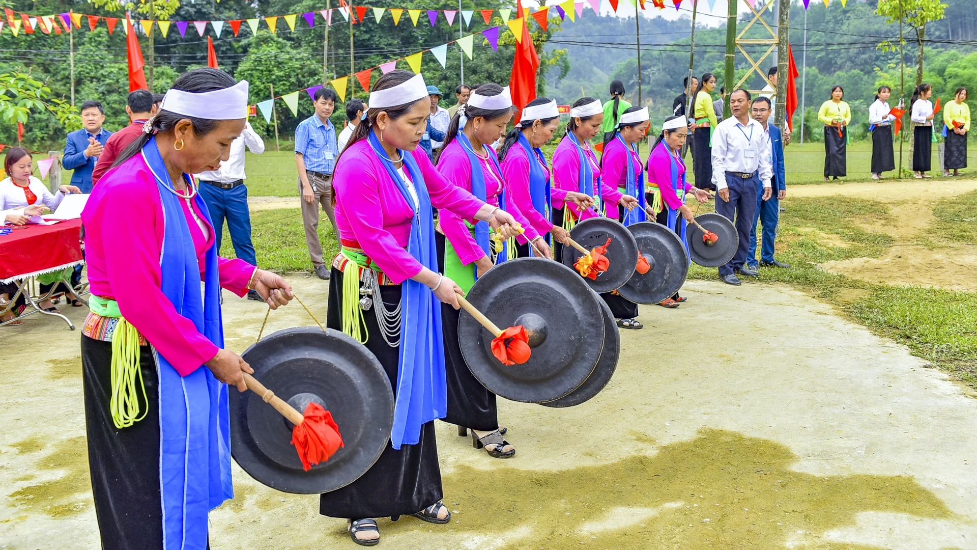Nếu may mắn đến đây vào dịp lễ hội, du khách có thể tham gia những trò chơi dân gian như kéo co, tung còn, đẩy gậy, hay lắng nghe những làn điệu dân ca Mường mượt mà.