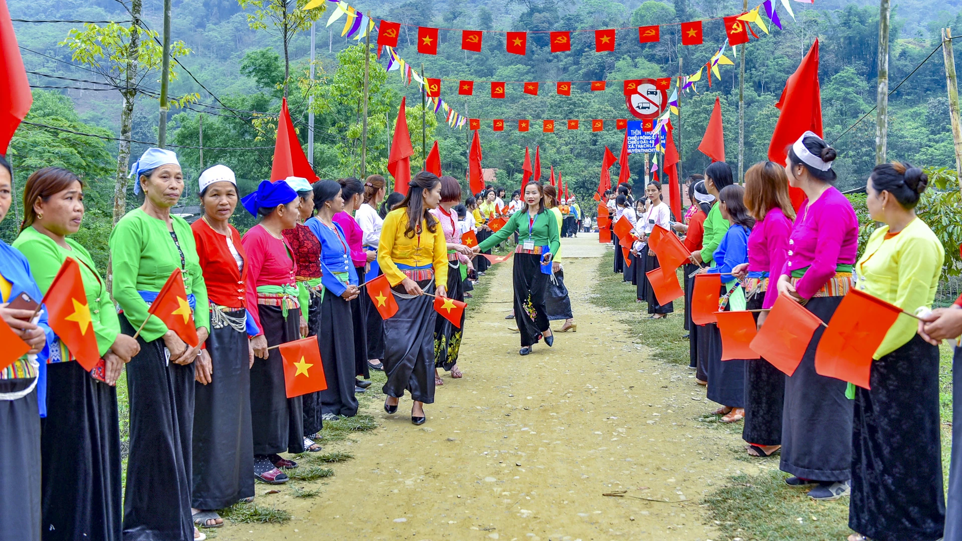 Những khoảnh khắc ấy không chỉ để vui chơi, mà còn giúp hiểu thêm về tinh thần đoàn kết, sự hồn hậu của đồng bào nơi đây.