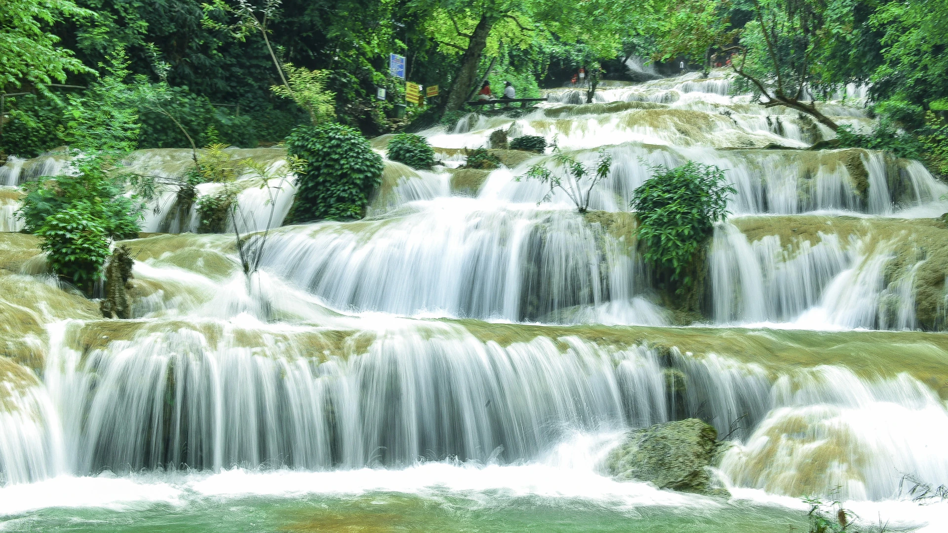 Thác Mây còn được gọi bằng cái tên đầy thi vị “Chín bậc tình yêu”, gắn liền với truyền thuyết về chín nàng tiên hạ trần.