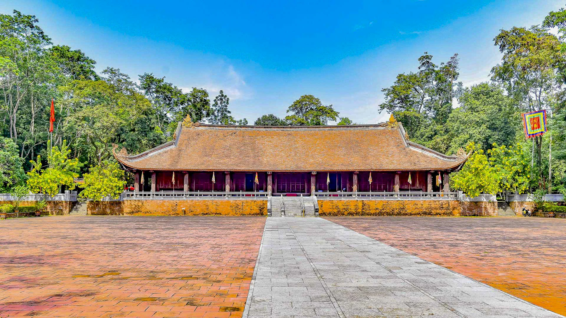 Mùa xuân năm 1428, sau khi đánh tan quân Minh, Lê Lợi lên ngôi, lấy niên hiệu Lê Thái Tổ, đặt quốc hiệu Đại Việt. Dù đóng đô ở Thăng Long, ông vẫn cho xây dựng tại quê hương Lam Sơn một kinh thành nguy nga có tên là Lam Kinh với điện miếu trang nghiêm, lăng tẩm uy nghi, làm nơi thờ phụng tổ tiên và yên nghỉ cho các bậc đế vương nhà Lê.