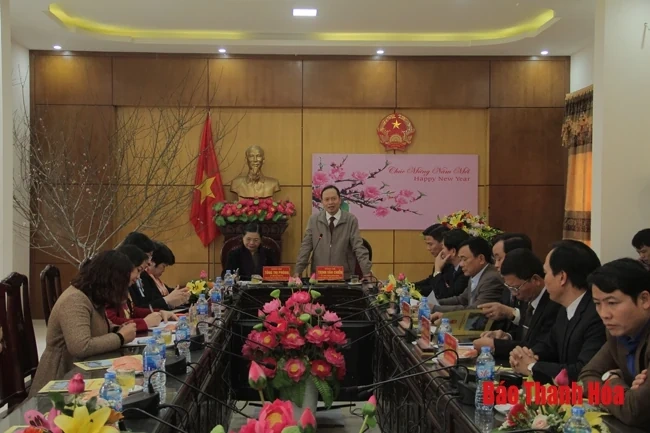 Phó Chủ tịch Thường trực Quốc hội Tòng Thị Phóng thăm, tặng quà và chúc Tết các gia đình chính sách tại huyện Cẩm Thủy