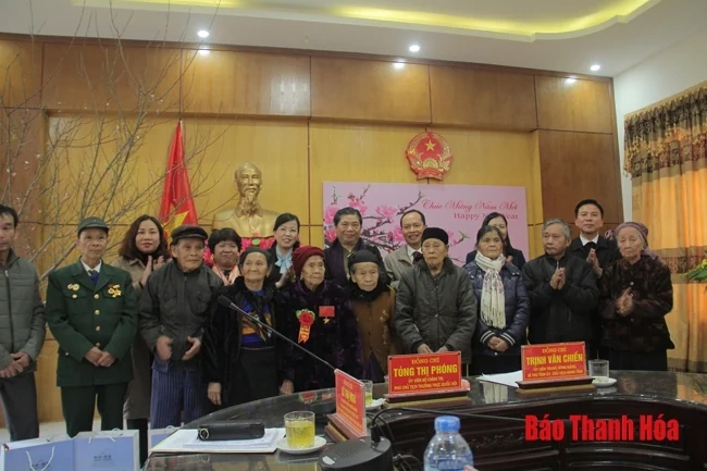 Phó Chủ tịch Thường trực Quốc hội Tòng Thị Phóng thăm, tặng quà và chúc Tết các gia đình chính sách tại huyện Cẩm Thủy