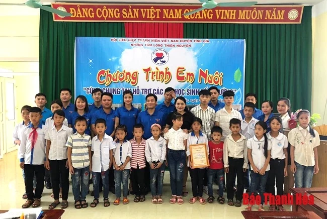 Chương trình “Em nuôi” – cùng chung tay hỗ trợ các em học sinh tới trường
