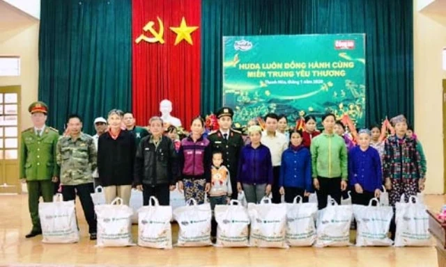 Công an Thanh Hóa trao quà Tết cho đồng bào nghèo tại 5 huyện miền núi