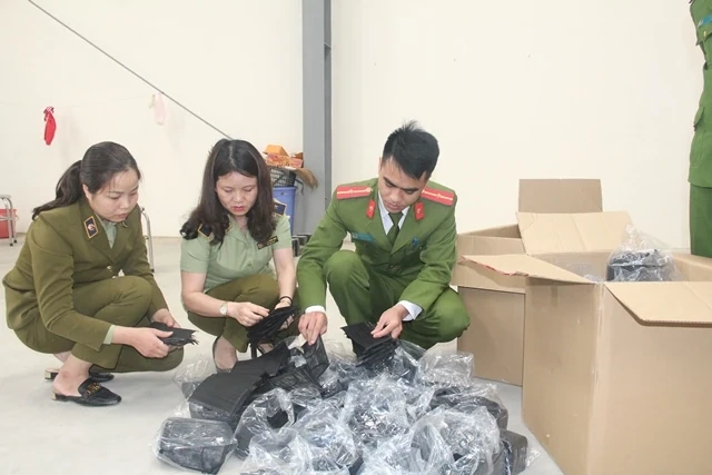 Bắt giữ vụ gom hàng và bán 5.000 khẩu trang y tế giá cao