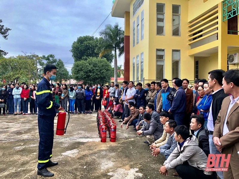 Huấn luyện nghiệp vụ PCCC&CNCH cho lực lượng PCCC cơ sở các trường học trên địa bàn thị xã Nghi Sơn