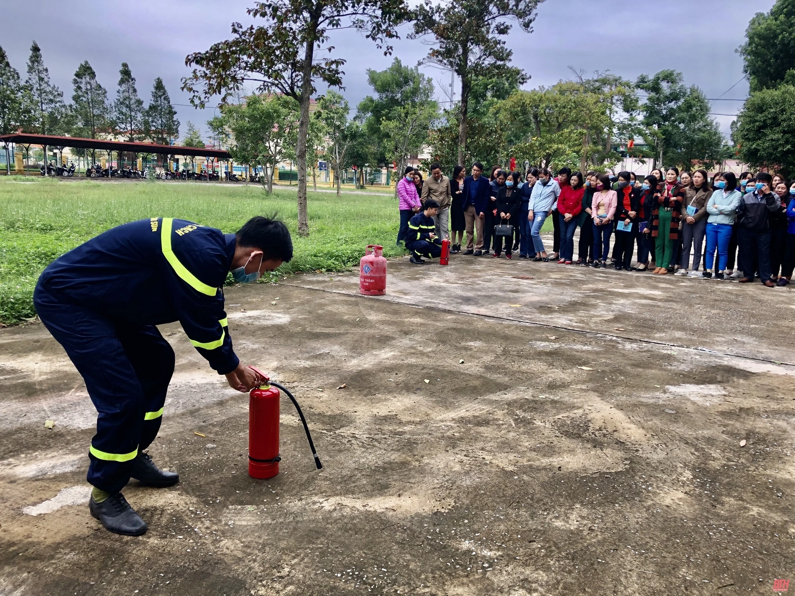Huấn luyện nghiệp vụ PCCC&CNCH cho lực lượng PCCC cơ sở các trường học trên địa bàn thị xã Nghi Sơn