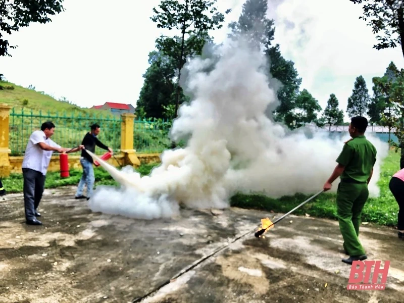 Huấn luyện nghiệp vụ PCCC&CNCH cho lực lượng PCCC cơ sở các trường học trên địa bàn thị xã Nghi Sơn