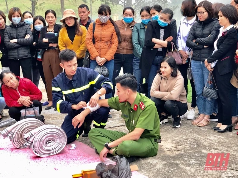 Huấn luyện nghiệp vụ PCCC&CNCH cho lực lượng PCCC cơ sở các trường học trên địa bàn thị xã Nghi Sơn