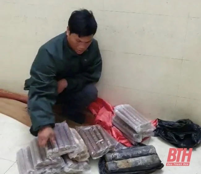 Bắt giữ xe taxi vận chuyển 26 kg thuốc nổ