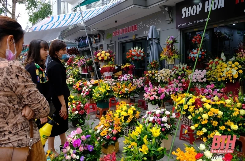 Đa dạng thị trường quà tặng 8-3