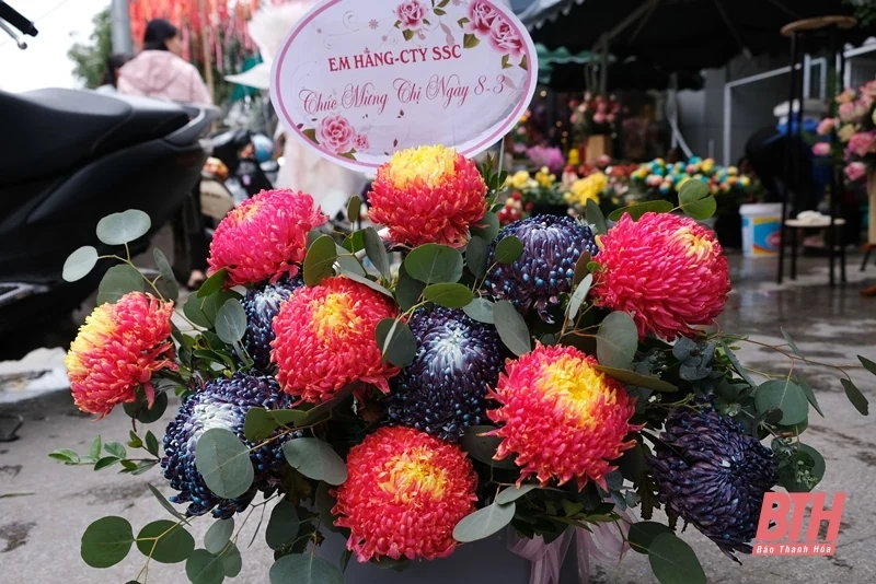 Đa dạng thị trường quà tặng 8-3