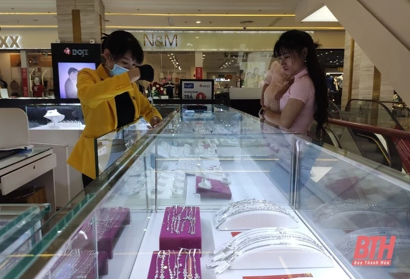 Đa dạng thị trường quà tặng 8-3