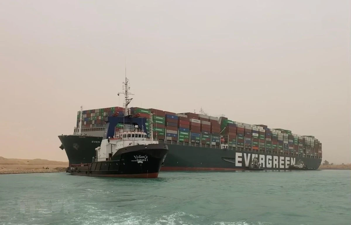Ai Cập đình chỉ giao thông tại Suez để giải cứu tàu Ever Given
