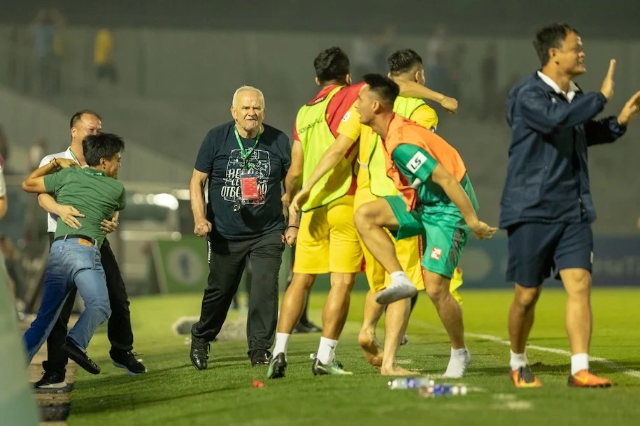 Các cầu thủ Đông Á Thanh Hóa được thưởng 1,2 tỷ đồng sau chiến thắng trước Hồng Lĩnh Hà Tĩnh