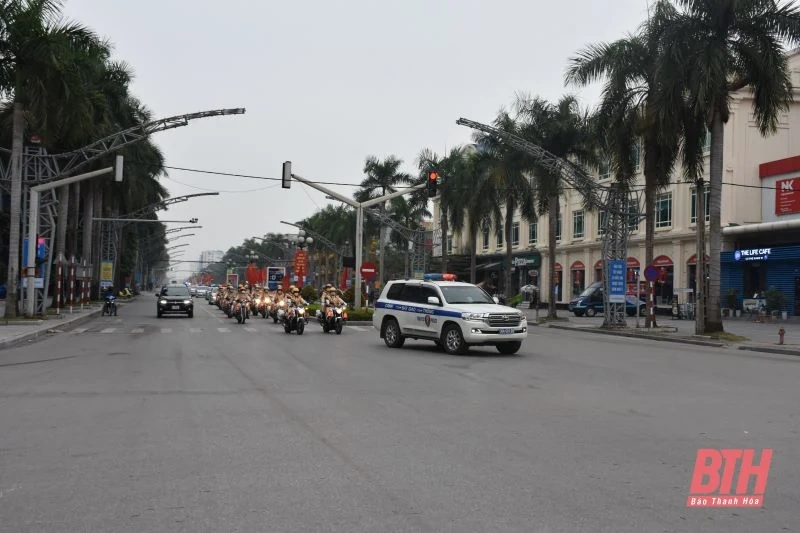 Ra quân thực hiện kế hoạch cao điểm tổng kiểm tra, kiểm soát, xử lý vi phạm trật tự ATGT