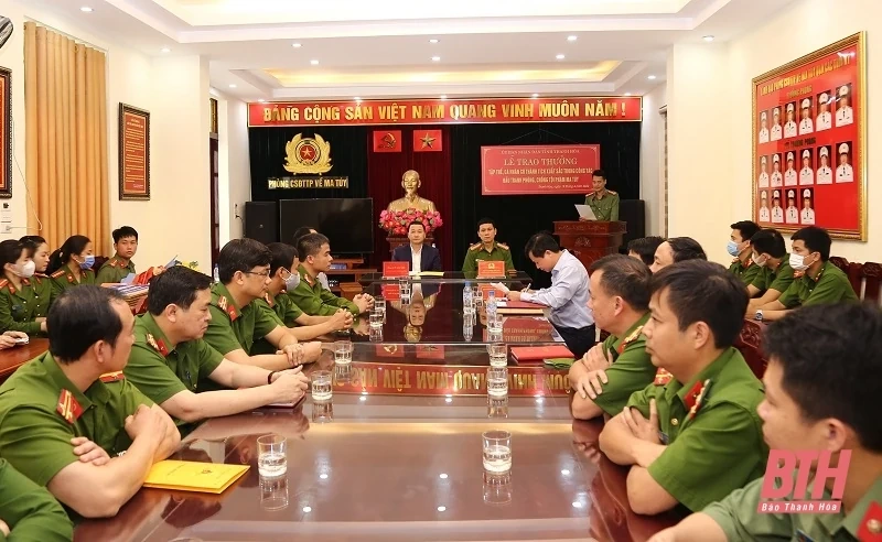 Trao thưởng cho tập thể, cá nhân có thành tích xuất sắc trong đấu tranh phòng, chống tội phạm ma túy