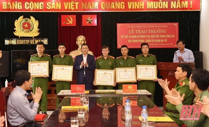 Trao thưởng cho tập thể, cá nhân có thành tích xuất sắc trong đấu tranh phòng, chống tội phạm ma túy