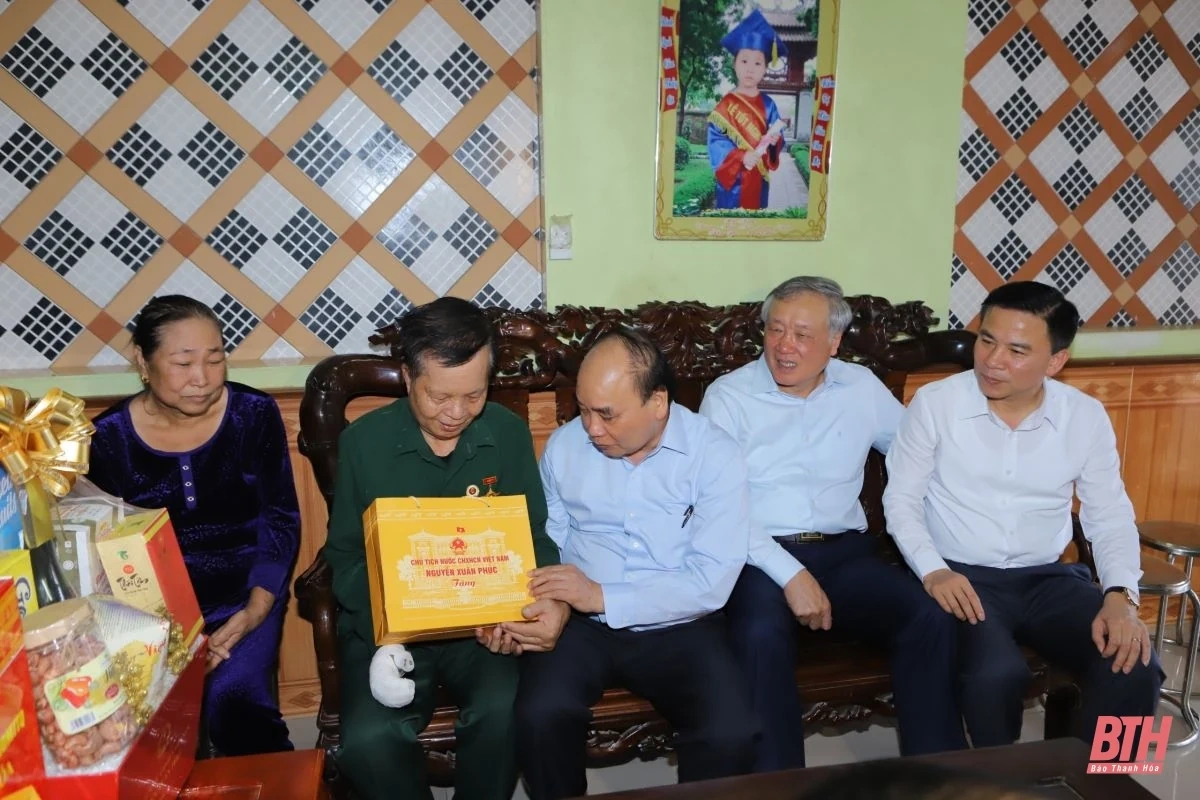 Chủ tịch nước Nguyễn Xuân Phúc dâng hương tưởng niệm Chủ tịch Hồ Chí Minh và thăm các gia đình chính sách tại Thanh Hóa