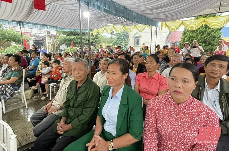 Đồng chí Bí thư Đảng ủy Khối Cơ quan và Doanh nghiệp tỉnh dự Ngày hội Đại đoàn kết tại khu dân cư thôn Tiến Ích 1