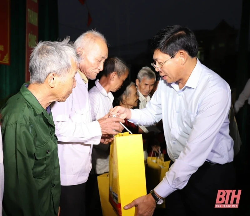 Đồng chí Bí thư Đảng ủy Khối Cơ quan và Doanh nghiệp tỉnh dự Ngày hội Đại đoàn kết tại khu dân cư thôn Tiến Ích 1