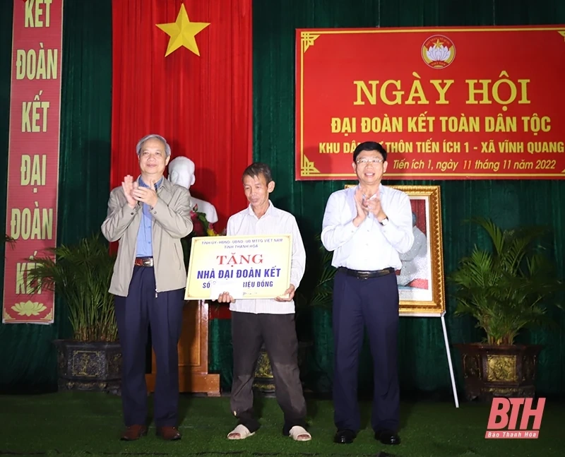 Đồng chí Bí thư Đảng ủy Khối Cơ quan và Doanh nghiệp tỉnh dự Ngày hội Đại đoàn kết tại khu dân cư thôn Tiến Ích 1