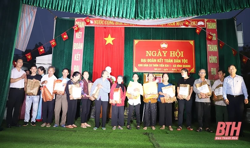 Đồng chí Bí thư Đảng ủy Khối Cơ quan và Doanh nghiệp tỉnh dự Ngày hội Đại đoàn kết tại khu dân cư thôn Tiến Ích 1