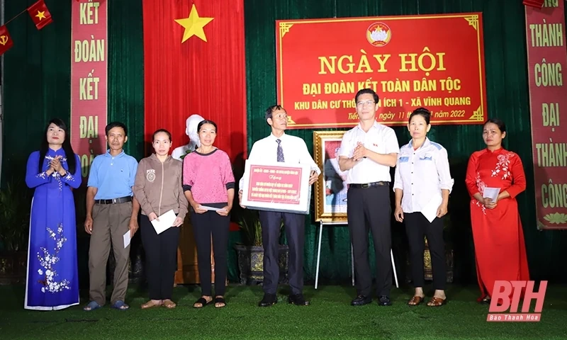 Đồng chí Bí thư Đảng ủy Khối Cơ quan và Doanh nghiệp tỉnh dự Ngày hội Đại đoàn kết tại khu dân cư thôn Tiến Ích 1