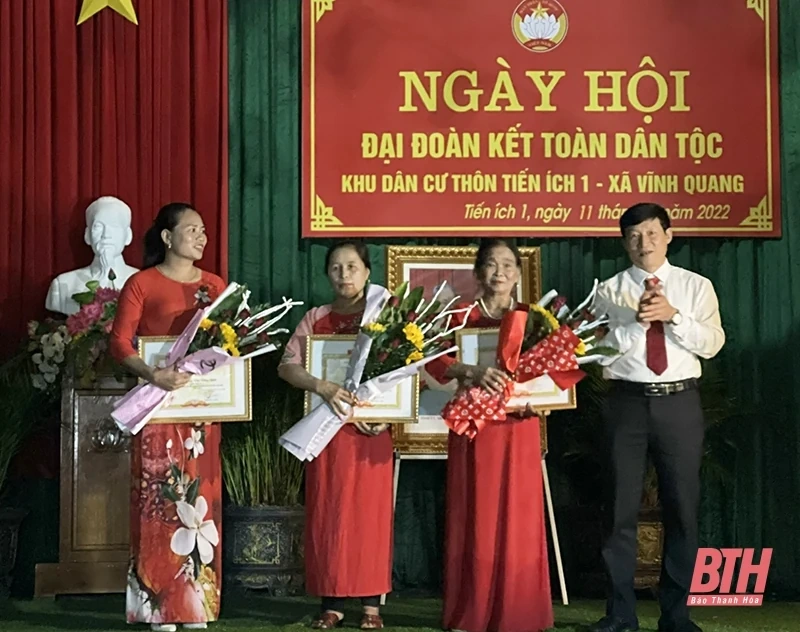 Đồng chí Bí thư Đảng ủy Khối Cơ quan và Doanh nghiệp tỉnh dự Ngày hội Đại đoàn kết tại khu dân cư thôn Tiến Ích 1