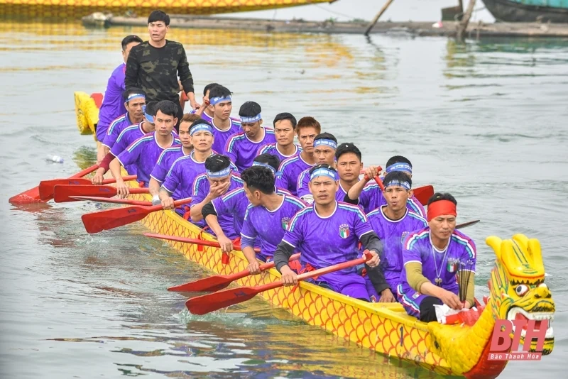 Tưng bừng lễ hội đua thuyền trên sông Yên