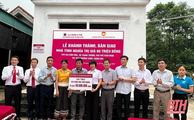 Bàn giao nhà tình nghĩa cho các gia đình có hoàn cảnh khó khăn tại huyện Thường Xuân