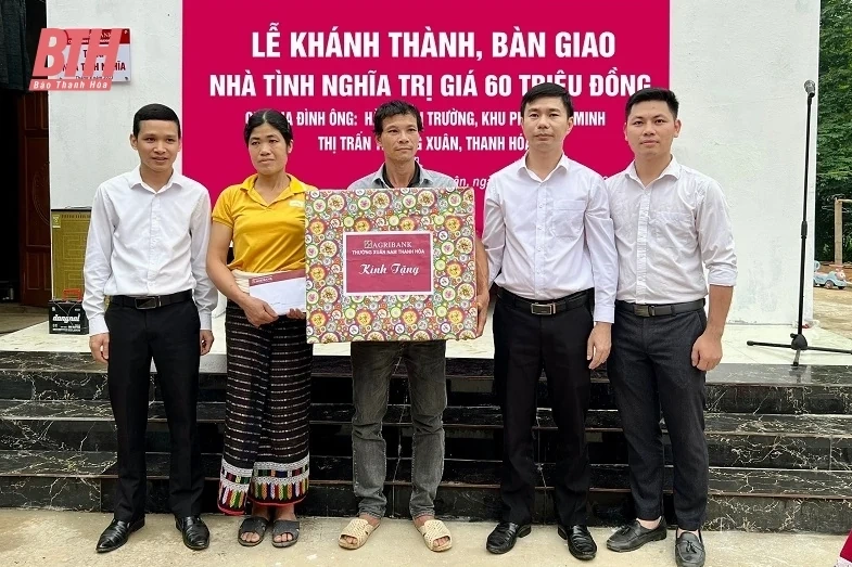 Bàn giao nhà tình nghĩa cho các gia đình có hoàn cảnh khó khăn tại huyện Thường Xuân