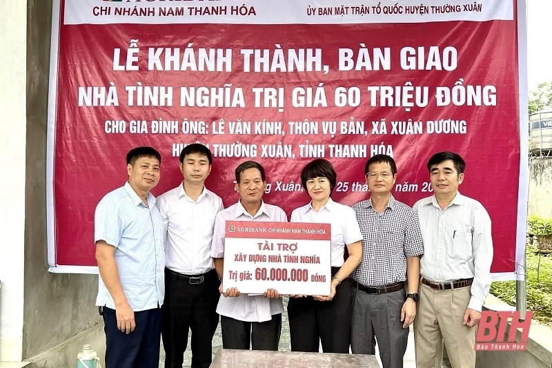 Bàn giao nhà tình nghĩa cho các gia đình có hoàn cảnh khó khăn tại huyện Thường Xuân