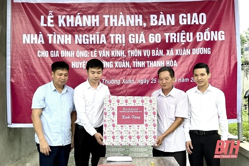 Bàn giao nhà tình nghĩa cho các gia đình có hoàn cảnh khó khăn tại huyện Thường Xuân